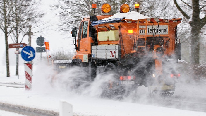 Räumfahrzeug mit Schnee