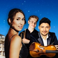 Valerie Eickhoff (Mezzosopran), Ben Stümke (Trompete) und Erik Schumann (Geige), im Hintergrund der Münsteraner Schloßplatz