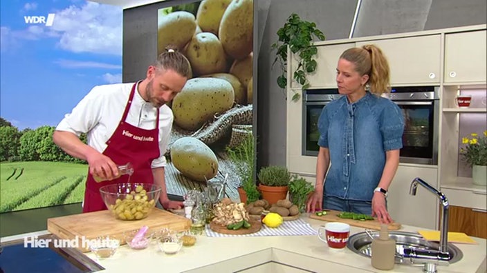 Lars Middendorf und Miriam Lange kochen Hackbällchen