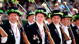 Schützen auf einem Schützenfest in Schützenbekleidung.