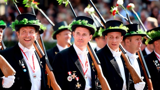 Schützen auf einem Schützenfest in Schützenbekleidung.