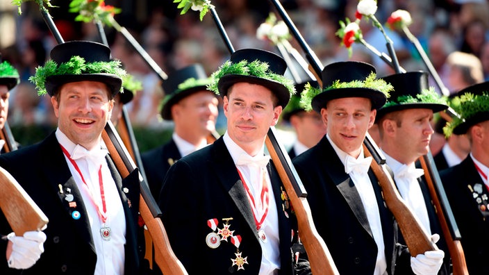 Schützen auf einem Schützenfest in Schützenbekleidung.