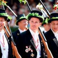Schützen auf einem Schützenfest in Schützenbekleidung.