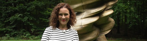 Anne Willmes im Skulpturenpark Waldfrieden