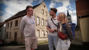 Die beiden WDRforyou-Reporter Janina Werner und Borhan Akid stehen mit Leon vor einem Haus in Plötzkau  