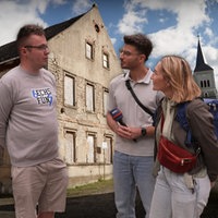 Die beiden WDRforyou-Reporter Janina Werner und Borhan Akid stehen mit Leon vor einem Haus in Plötzkau  