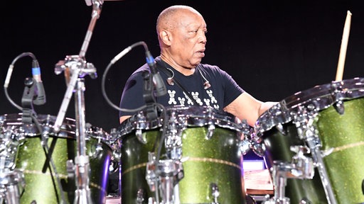 Der Musiker Billy Cobham spielt auf der Bühne der Leverkusener Jazztage 2025 Schlagzeug