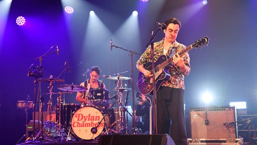 Der Musiker Dylan Champers spielt auf der Bühne der Leverkusener Jazztage 2025 Gitarre
