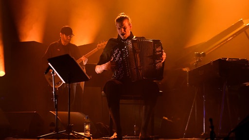 Der Musiker Vincent Peirani spielt Akkorden auf der Bühne der Leverkusener Jazztage 2025