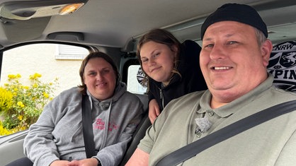 Das Bild zeigt die Familie Ruby in ihrem Camper auf dem Weg zum Campingplatz.