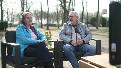 Petra und Rüdiger Erbslöh schauen sich gemeinsam das Beste aus sechs Jahren „Wir werden Camper“ an.