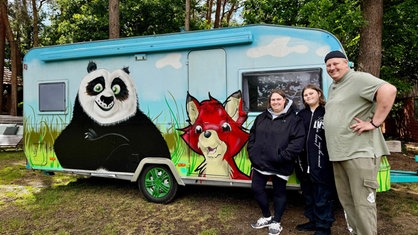 Familie Ruby vor ihrem Camper.