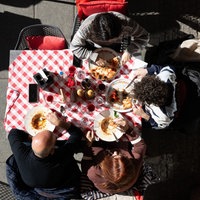 Vier Personen essen an einem Tisch.