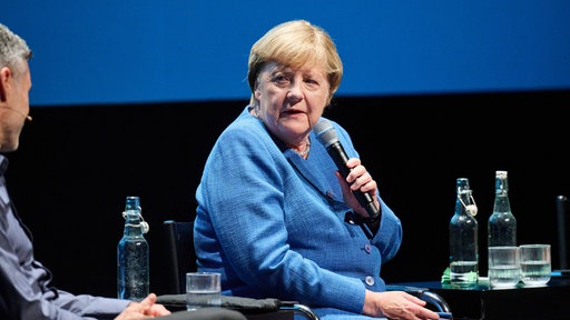 Angela Merkel spricht mit Meron Mendel
