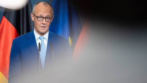 Pressestatement des CDU Parteivorsitzenden und Bundeskanzlers Friedrich Merz (CDU) zu den ersten Veroeffentlichungen von Umfrageergebnissen zum Ausgang der Landtagswahlen in Mecklenburg-Vorpommern und den Wahlen zum Abgeordnetenhaus in Berlin