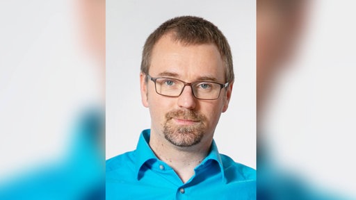 Porträt von ichael Kolocek vor weißem Hintergrund