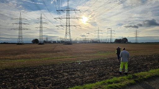 Mitarbeiter vor dem Umspannwerk in Dormagen