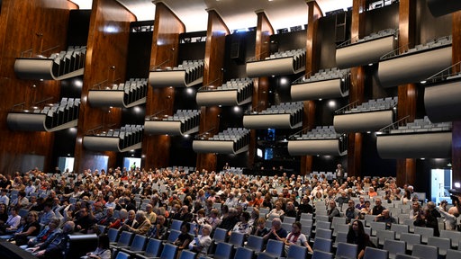Zahlreiche Bürger machen sich ein Bild vom Opernsaal im fertig renovierten Opernhaus in Köln