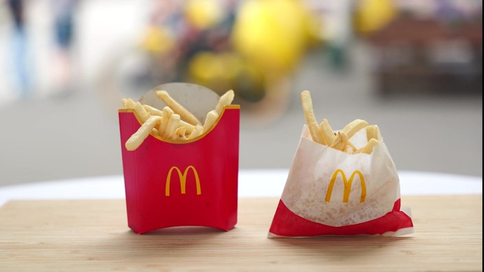 Zwei verschiedene Pommesverpackungsgrößen von einer Fastfood-Kette.