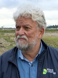 Ein älterer Mann im Interview