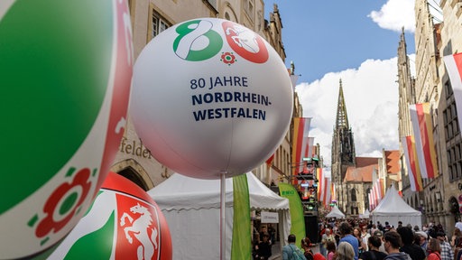 Ein Ballon schwebt im Rahmen der Feierlichkeiten zum 80. Landesjubiläum von NRW über dem Prinzipalmarkt in Münster