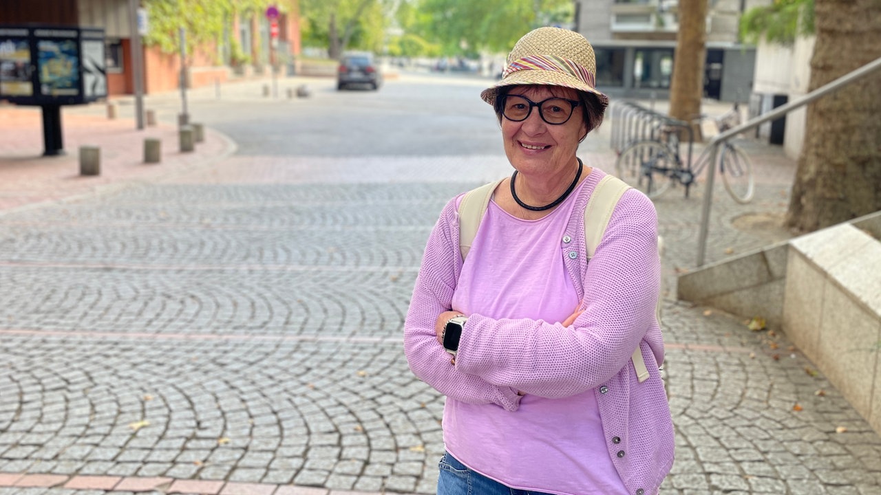 Frau schaut in die Kamera