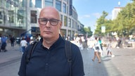 Mann schaut in die Kamera
