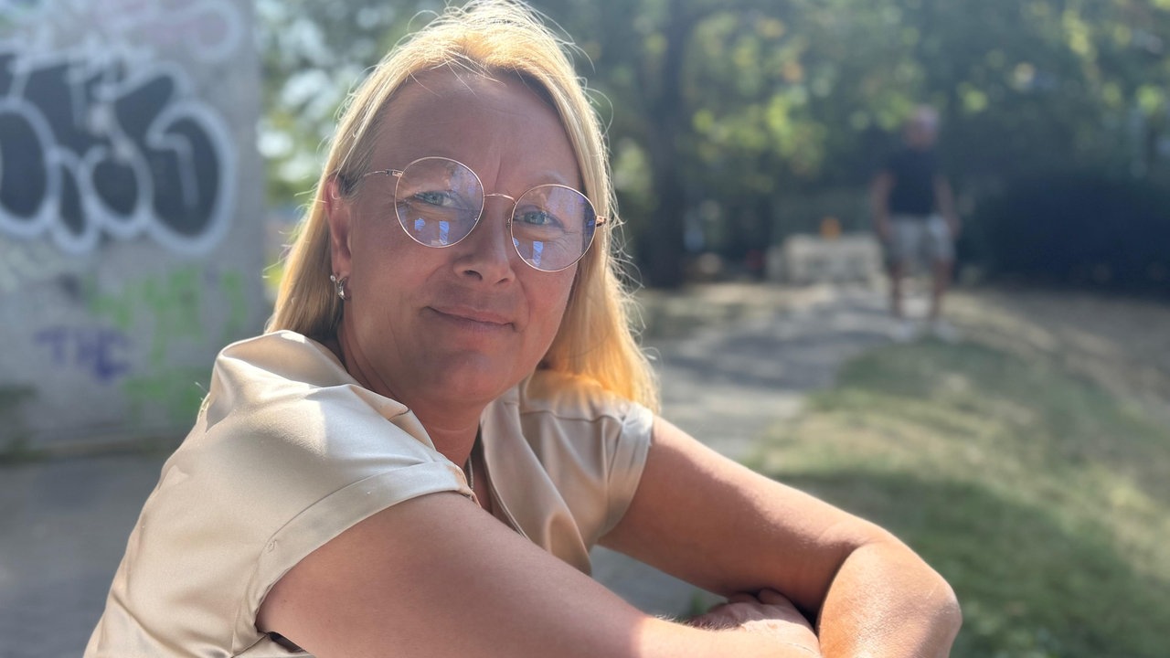 Frau schaut in die Kamera