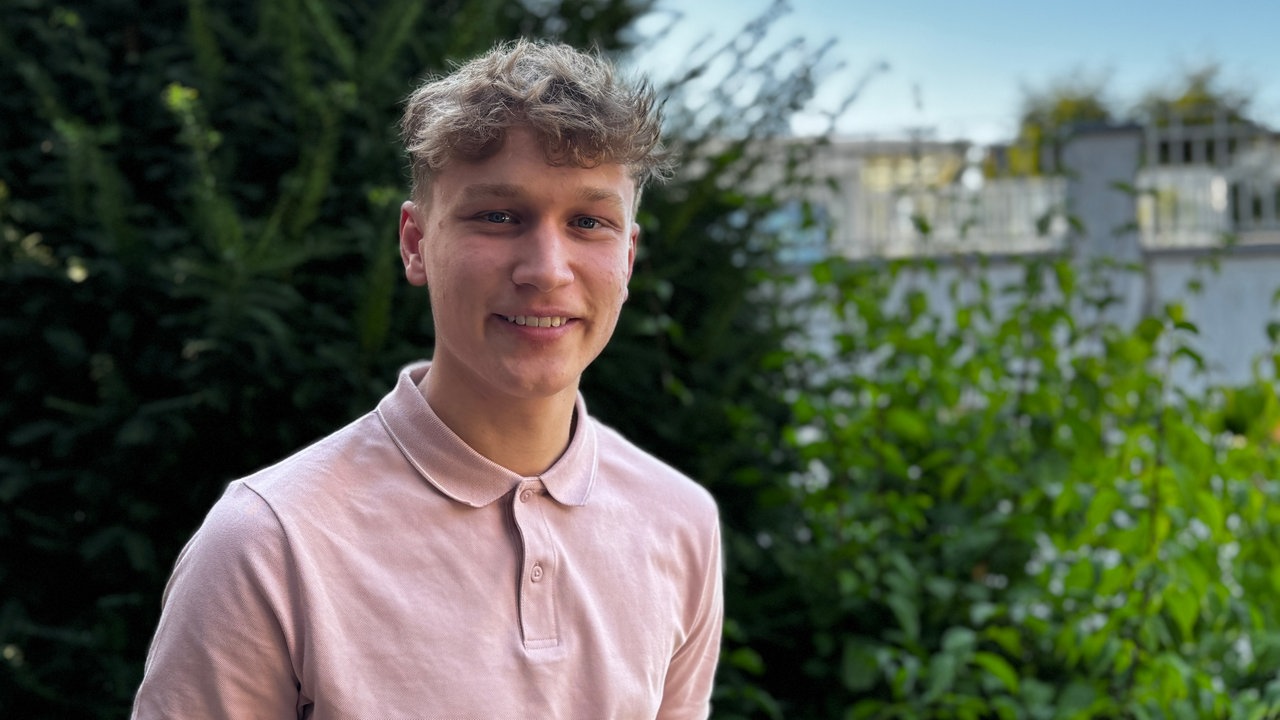 Junger Mann schaut in die Kamera
