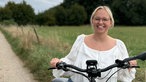 Junge Frau schaut in die Kamera