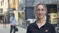 Junge Frau schaut in die Kamera