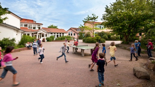 Schüler auf dem Pausenhof der Freien Waldorfschule 