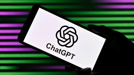 ChatGPT-Logo auf einem Handydisplay vor einem bunt gestreiften Hintergrund