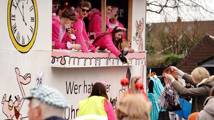 Zu sehen ist ein Umzugswagen im Thema Pink Panter