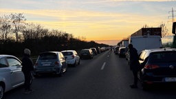 Der Verkehr auf der A46 bei Haan-West steht still