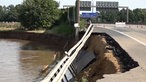 Auf der Autobahn A 61 Autobahndreieck Erfttal wurde eine Lärmschutzwand weggerissen. 