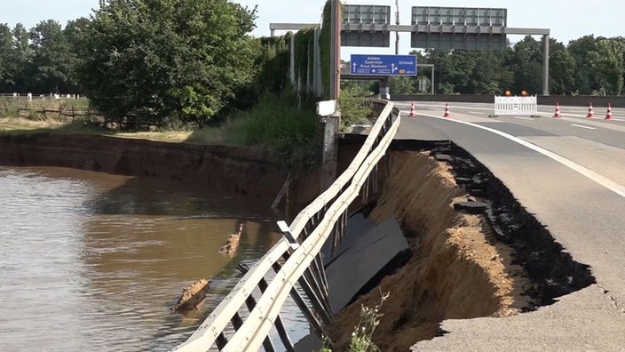 Auf der Autobahn A 61 Autobahndreieck Erfttal wurde eine Lärmschutzwand weggerissen. 