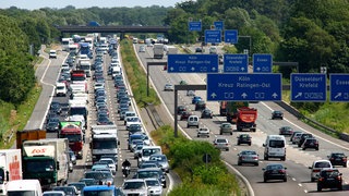 Verkehrsstau auf der Autobahn A3, am Breitscheider Kreuz in Fahrtrichtung Oberhausen, Ratingen.