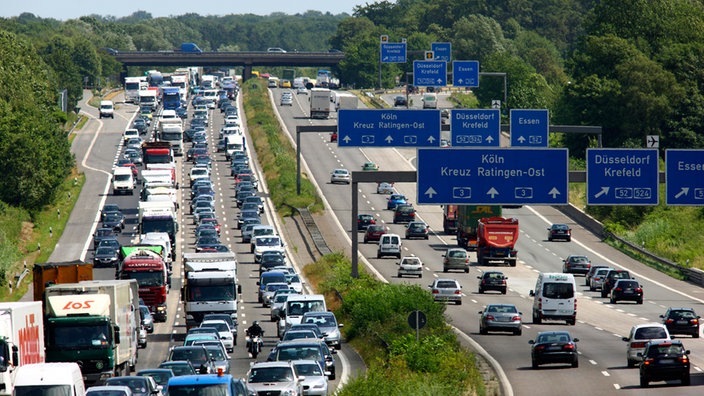 Verkehrsstau auf der Autobahn A3, am Breitscheider Kreuz in Fahrtrichtung Oberhausen, Ratingen.
