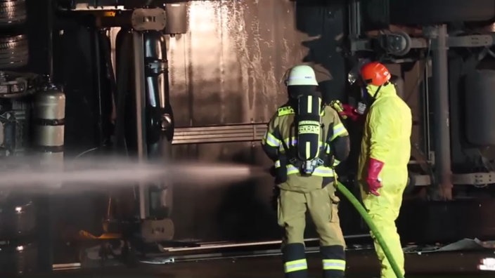 Löscharbeiten am LKW nach dem Unfall auf der A46