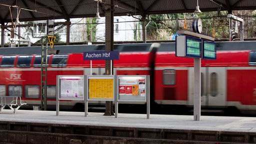 Ein Regionalzug fährt durch den Hauptbahnhof Aachen