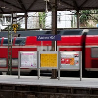 Ein Regionalzug fährt durch den Hauptbahnhof Aachen