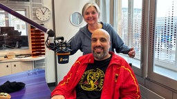 Foto des Komikers Abdelkarim mit Heike Knispel im WDR 4-Studio