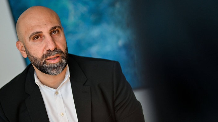 Extremismusforscher Ahmad Mansour beim Gespräch