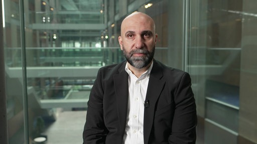 Aufnahme von Migrationsexperte Ahmad Mansour in einem Interview 