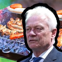 Alois Rainer Ausschnitt vor einem vollen Kohlegrill