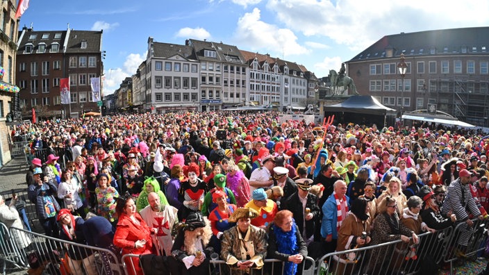 Altweiber Düsseldorf 2025: Menschenmenge auf dem Marktplatz vor dem Rathaus