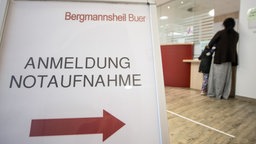 Ein Schild deutet zur Anmeldung einer Notaufnahme