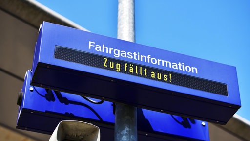 Anzeigetafel an einem Bahnsteig mit der Aufschrift "Zug fällt aus!"