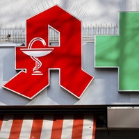 Apothekenschild an einer Fassade 